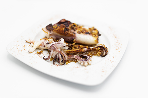 16. Calamar  plancha con hummus,cebolla crujiente y cebolla caramelizada